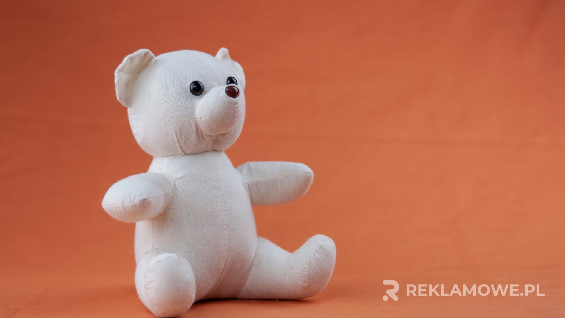 Kolorowe maskotki reklamowe na tle historycznych wydarzeń