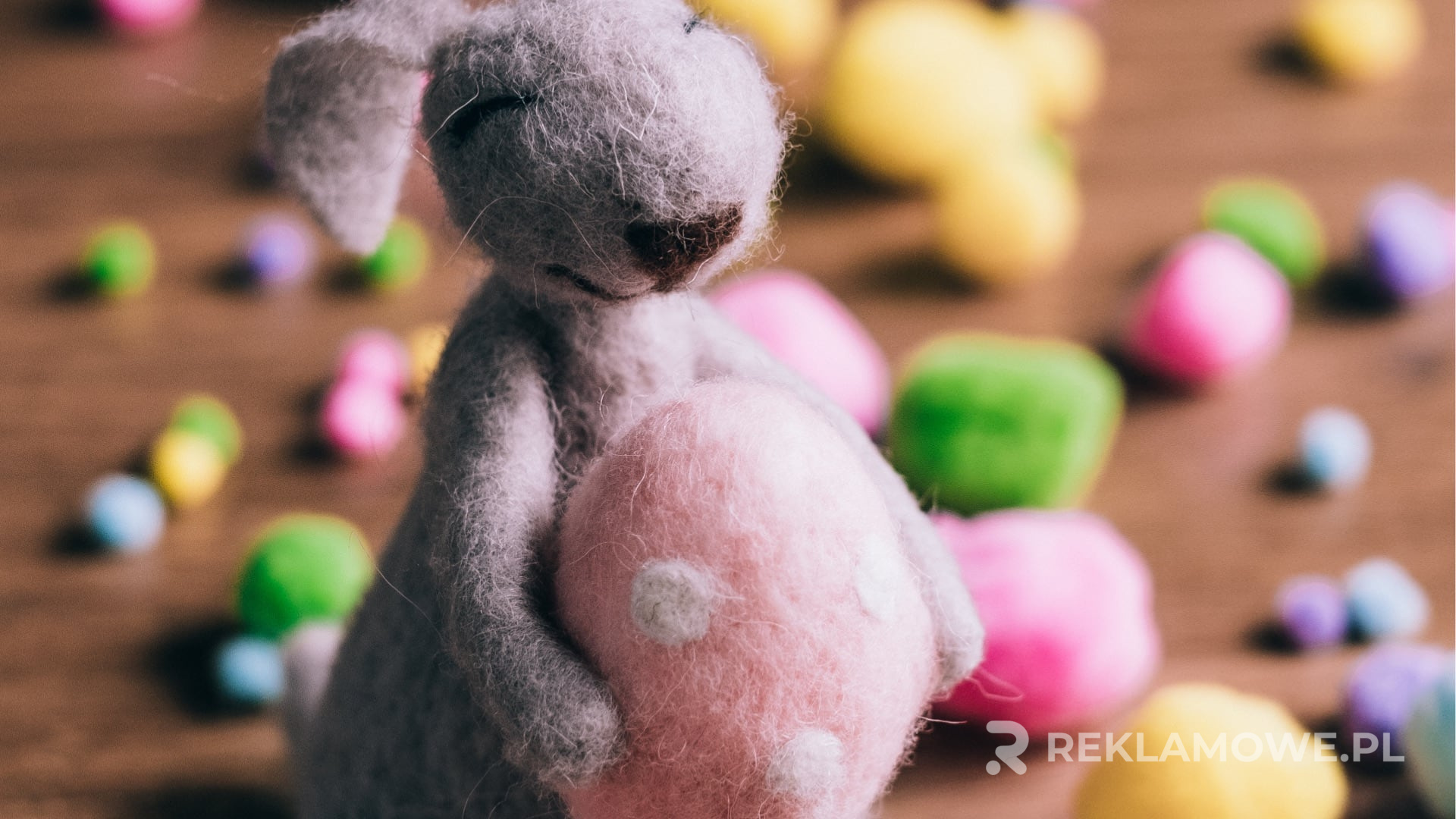 Kolorowa maskotka reklamowa na białym tle