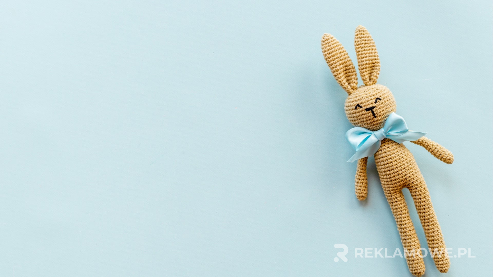 Maskotka reklamowa prezentowana na tle różnorodnych kultur