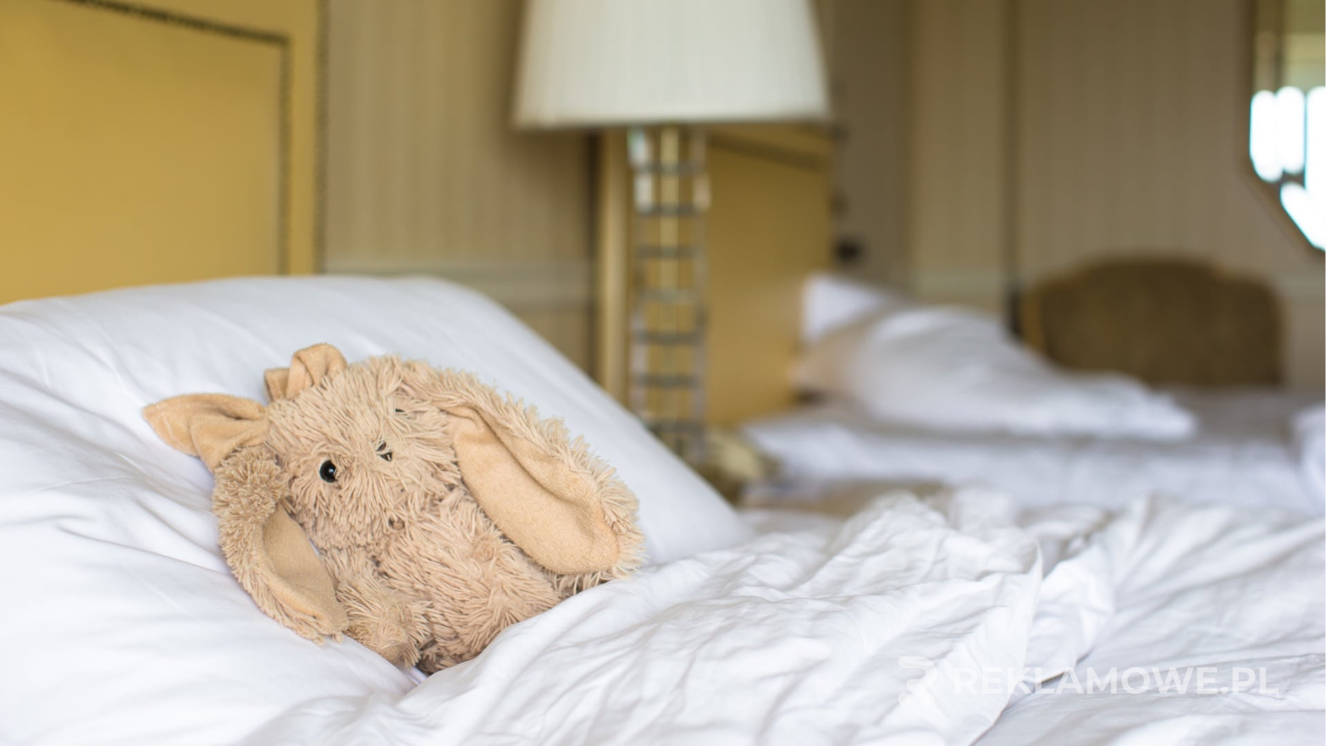 Maskotka reklamowa na tle przemysłowym