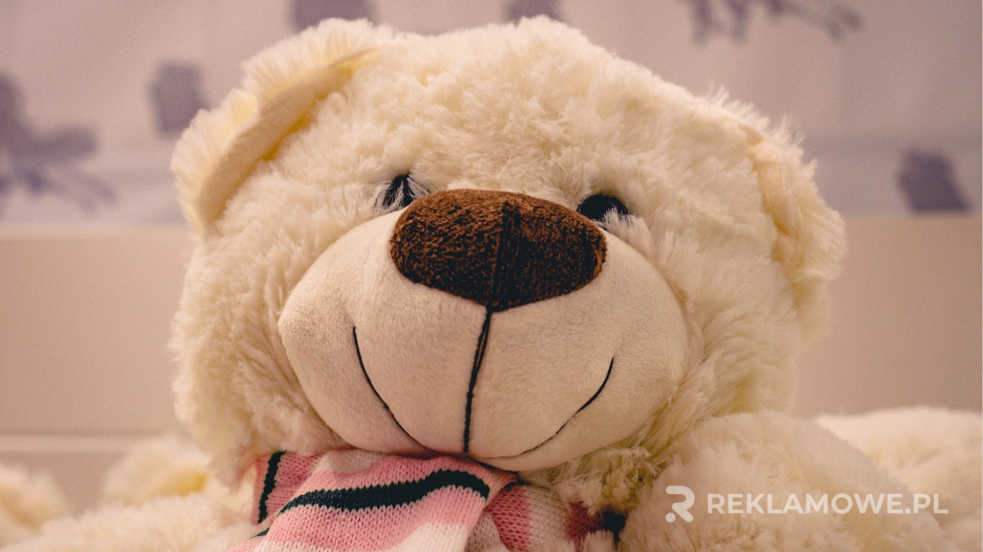 Maskotka reklamowa na tle kreatywnej agencji