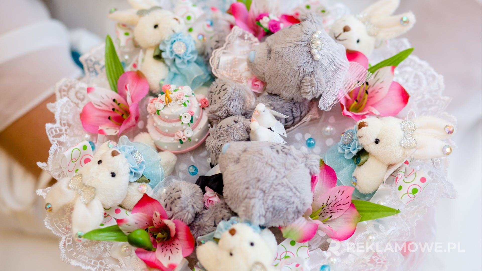 Maskotka reklamowa na tle cyfrowych innowacji