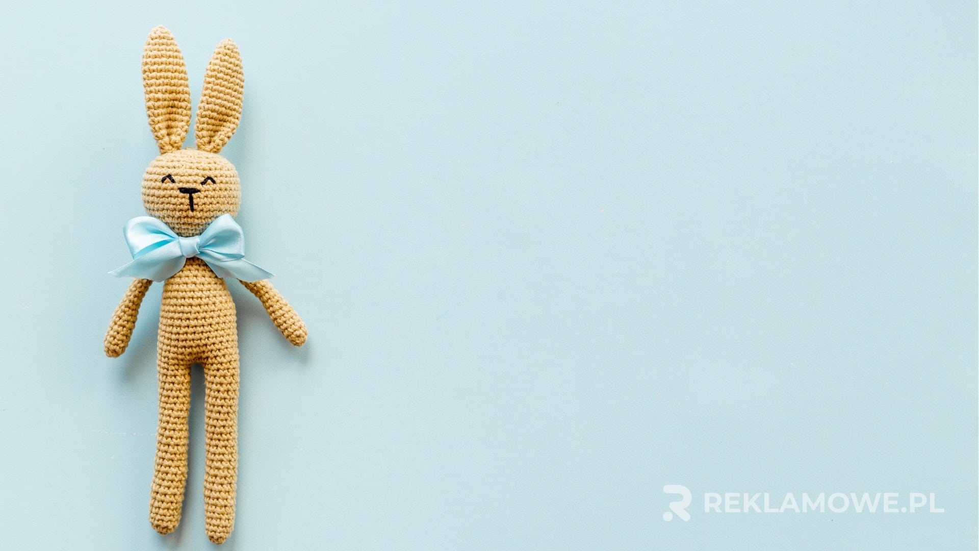 Jak maskotki reklamowe przyczyniają się do sukcesów firm Maskotka reklamowa przyciągająca uwagę na tle sukcesu firmy